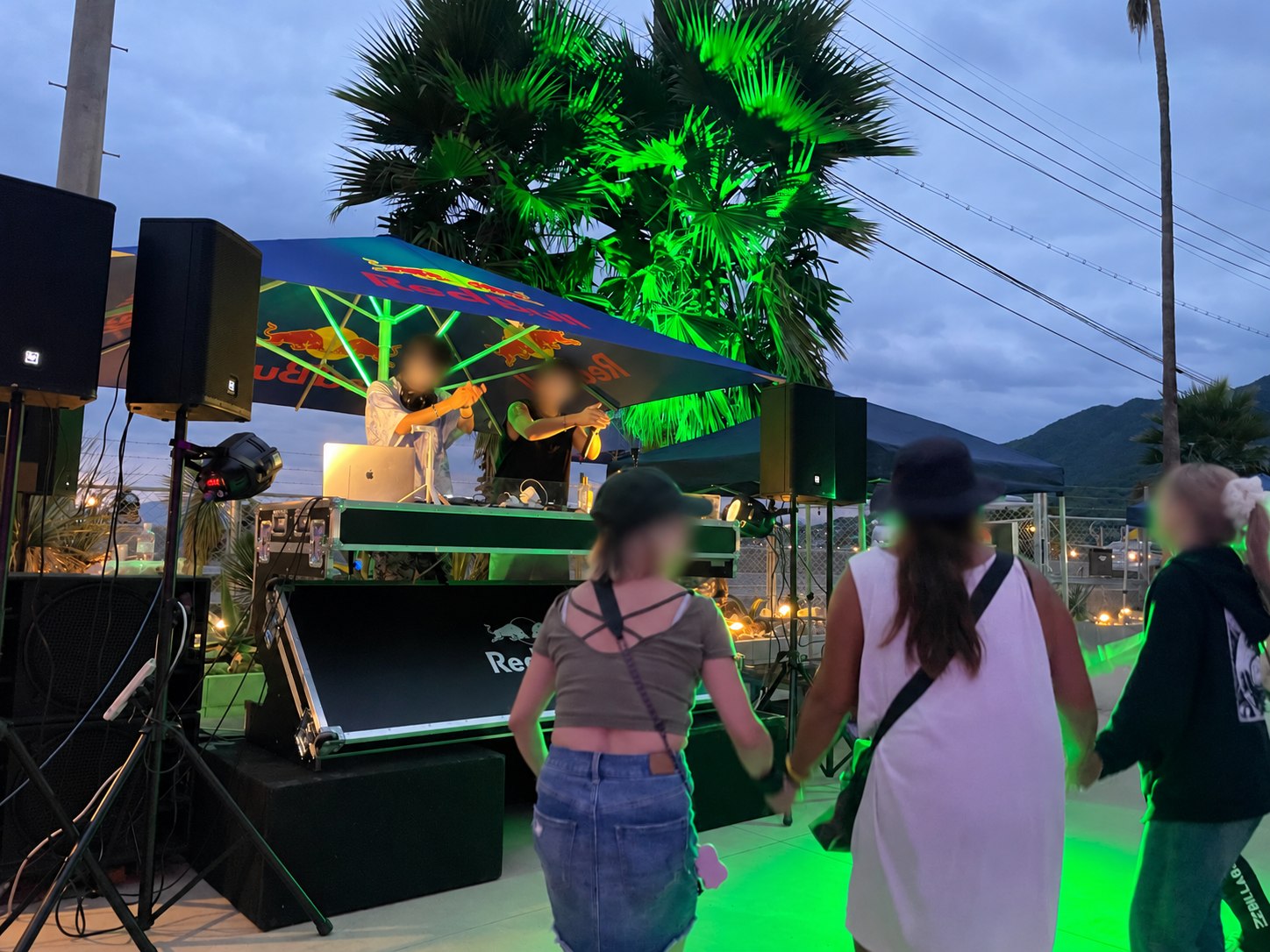 江田島の屋外DJイベントでの音響・照明演出の様子